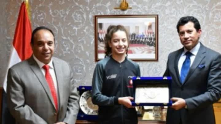 وزير الرياضة يكرم معجزة تنس الطاولة هنا جودة