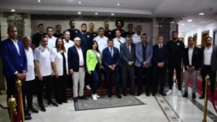 وزير الرياضة يحقز الفراعنة