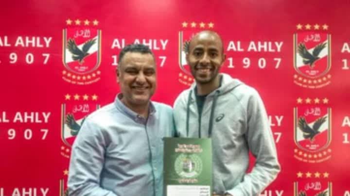 الأهلي يجدد عقد القائد