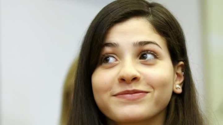 يسرا وأنيس رحلة سباحين سوريين