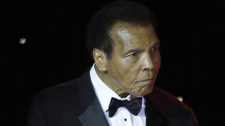 محمد علي كلاي يدخل المستشفى 