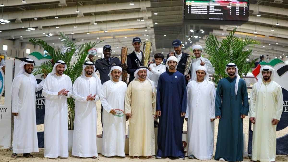 المرزوقي كأس لقب بطولة الإمارات.