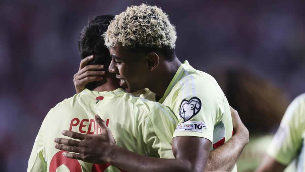 يامال يعانق بيدري
