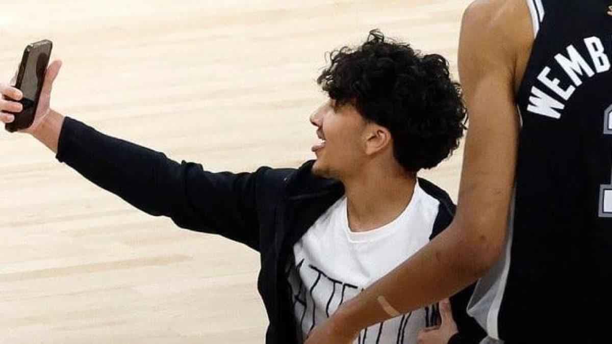 مشجع وصورة سيلفي مع ويمبانياما