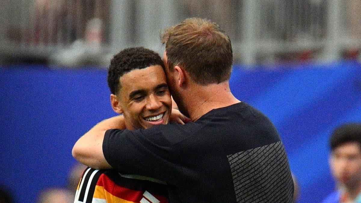 ناجلسمان، يعانق موسيالا