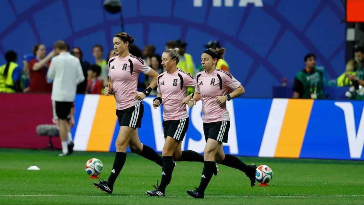 توري بينسو مع مساعديها كاثرين نيسبيت وبروك مايو