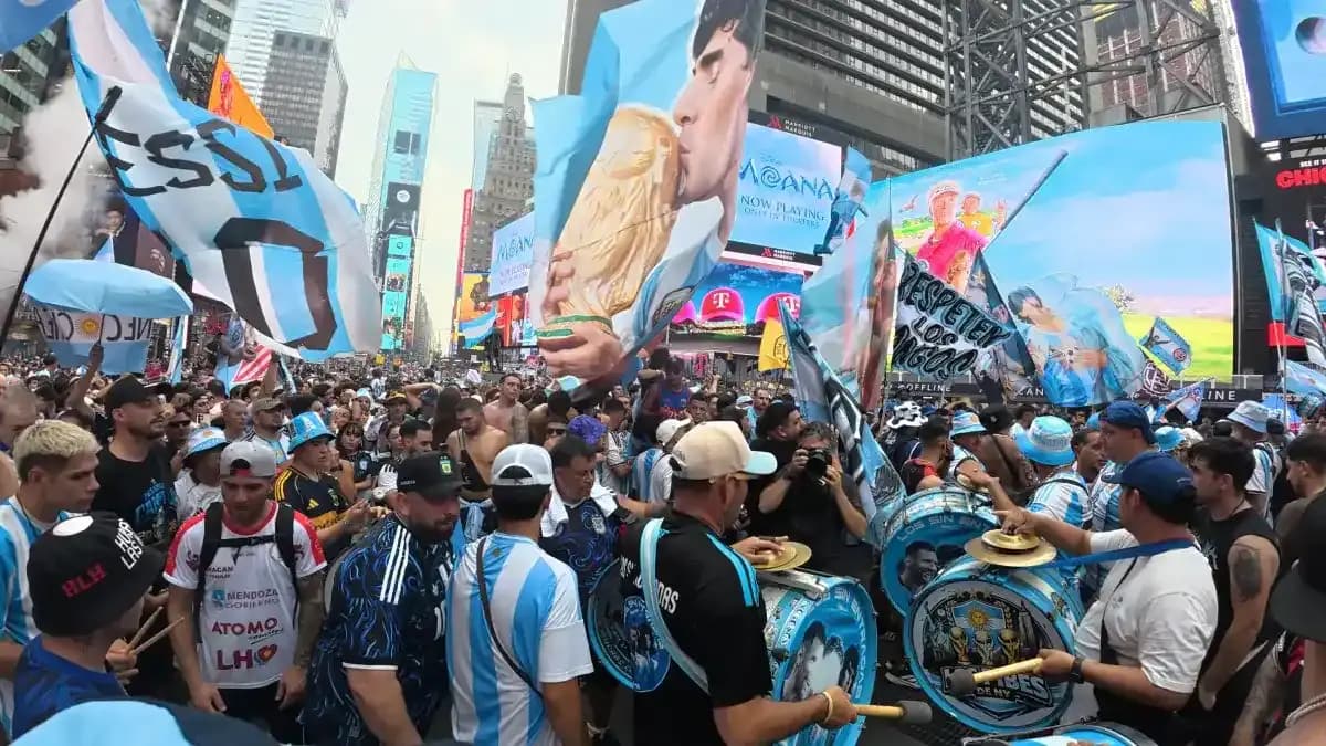 مشجعو أرجنتينيو في ميدان تايمز
