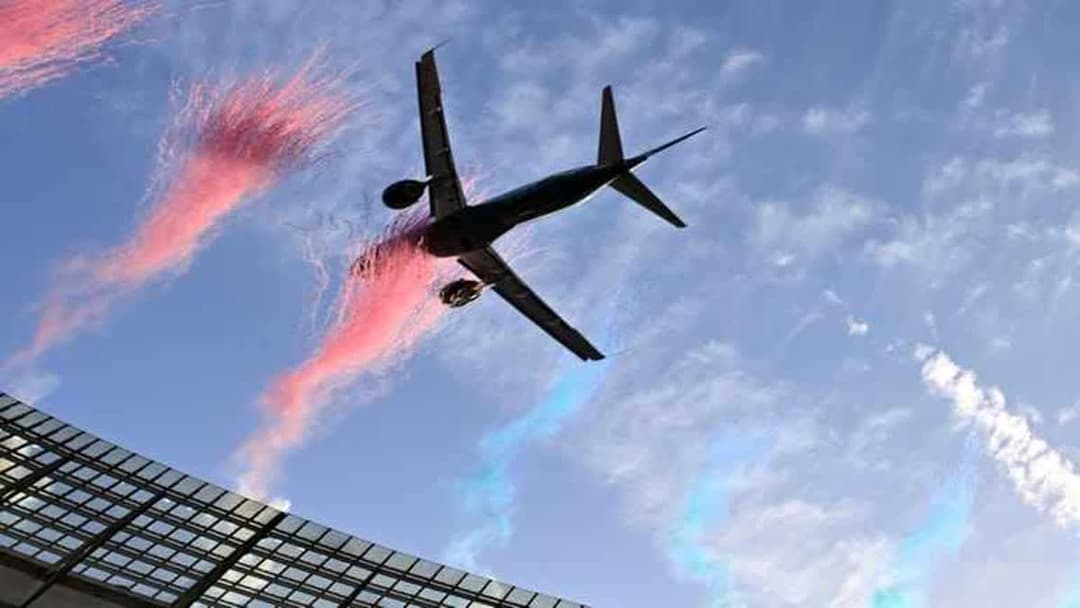 طائرة تحلق في ملعب دي إتش إل في كيب تاون