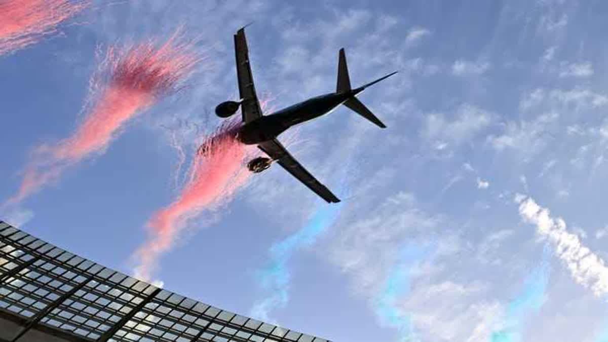 طائرة تحلق في ملعب دي إتش إل في كيب تاون