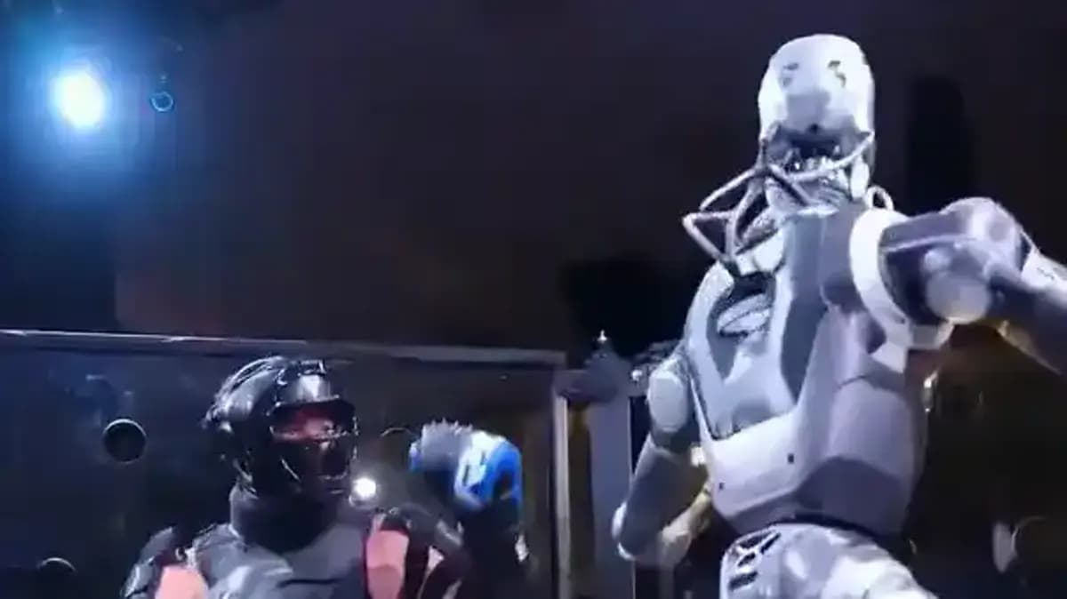 شخص مؤثر ضد روبوت