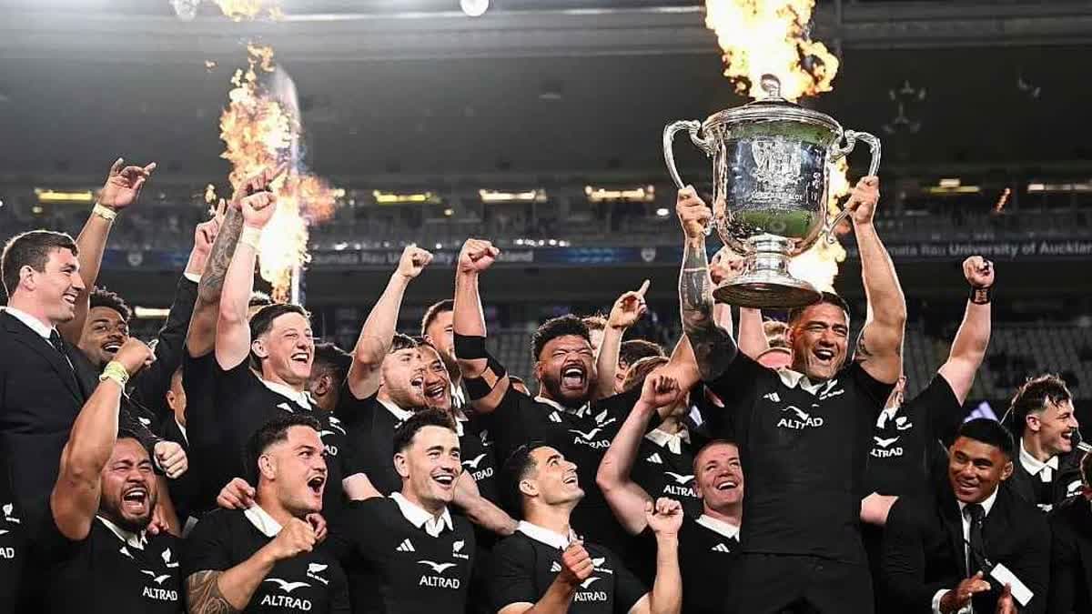 نيوزيلندا تفوز على أستراليا وتحتفظ بكأس بليديسلو للرجبي