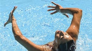 بالصور.. فوينتيس تنقذ ألفاريز بعد أن فقدت وعيها