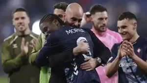 كلاوديو جيرالديز يعانق إيليكس موريبا