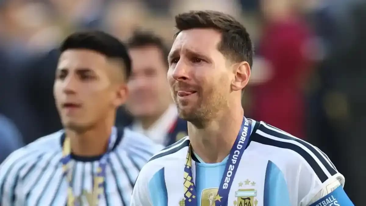 ميسي يستلم ميدالية الوصيف وسط دموعه بعد نهائي مونديال 2026